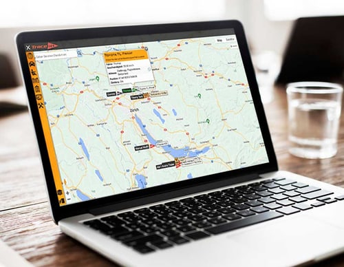 GPS-Tracker professionell im Fahrzeug eingebaut